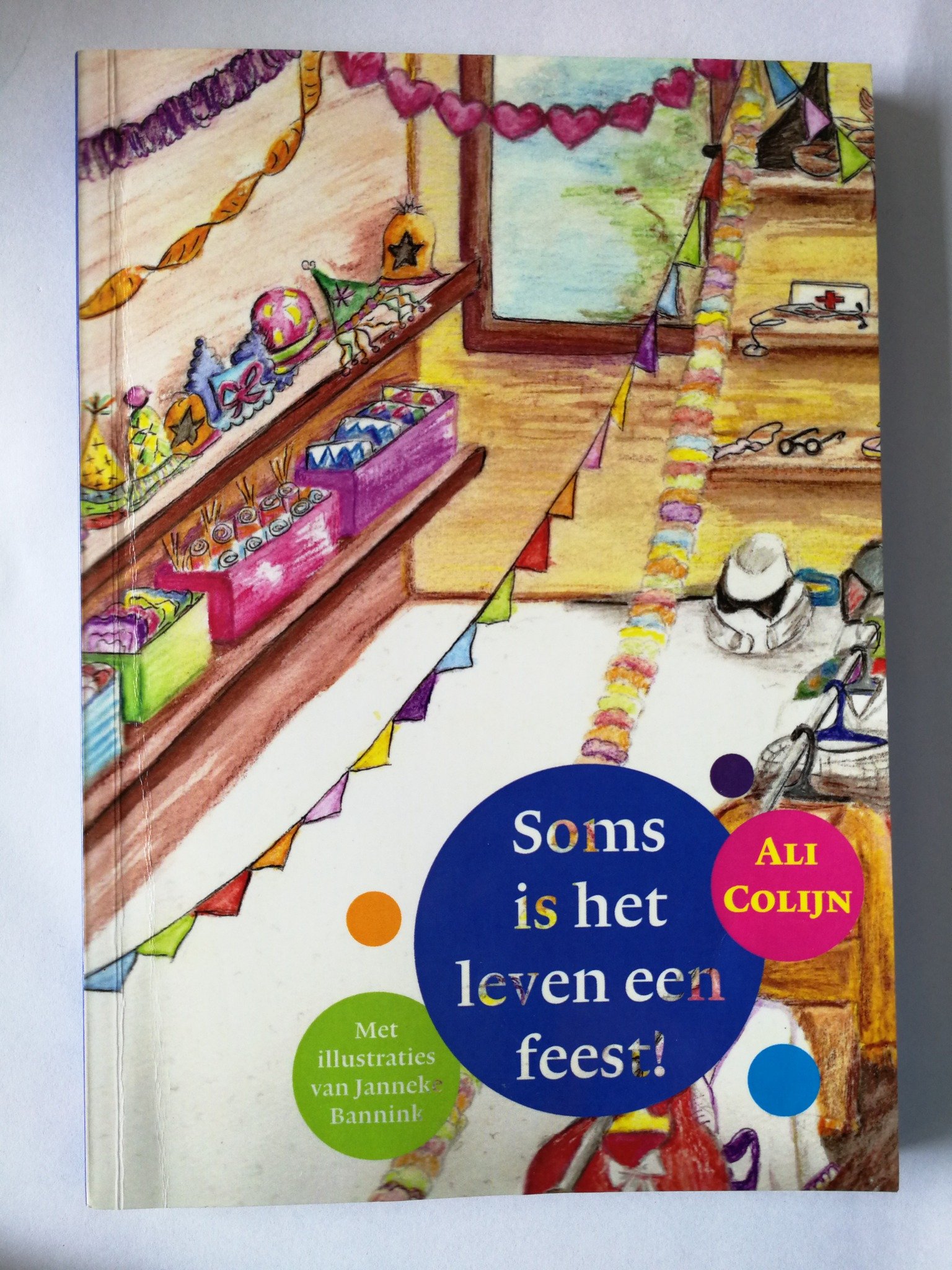 Boekomslag: Soms is het leven een feest! (Ali Colijn) – illustraties Janneke Bannink